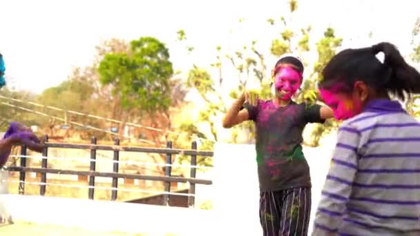Nagranie Szczęśliwej Indyjskiej Dziewczyny Bawiącej Się Kolorami Uśmiechającej Się Kolorami — Wideo stockowe