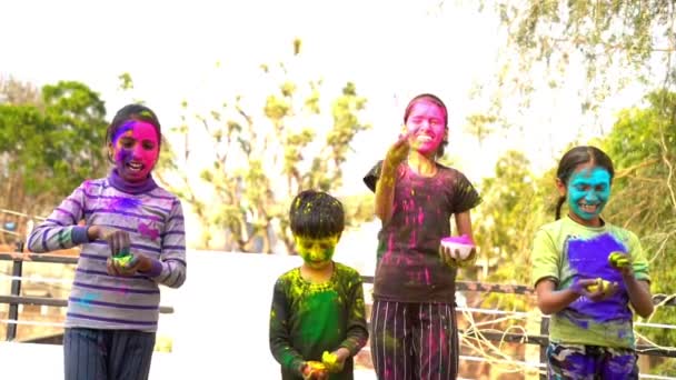색상을 Holi를 아시아 얼굴에 색상으로 Holi에 아이들이 색깔의 분말에 — 비디오