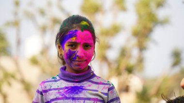 Holi festivali kutlaması sırasında Holi renk pudrası kullanan çocuk şenlik sırasında Holi oynayarak eğlenen genç çocuklar kavramı.