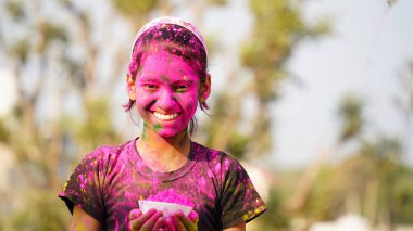 Holi festivali kutlaması sırasında Holi renk pudrası kullanan çocuk şenlik sırasında Holi oynayarak eğlenen genç çocuklar kavramı.