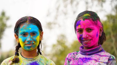 Gülümseyen mutlu çocuklar parmaklarında boyalarla oynuyorlar. Holi renk festivali. Hindistan Renk Festivali.