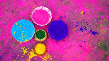 Holi festivali kutlaması sırasında Holi renk pudrası kullanan çocuk şenlik sırasında Holi oynayarak eğlenen genç çocuklar kavramı.