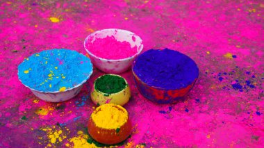 Holi Festivali sırasında çocuklar renkli tozla kaplıydı. Mutlu Asyalı çocuklar Hint Holi festivalini yüzlerinde renkli boya tozuyla kutluyorlar.