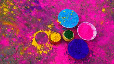 Renkli gülümseyen mutlu Hintli çocuklar mı yoksa Holi 'yi kutlayan Asyalı çocuklar mı? Hint festivali için Holi kavramı. Renkli toza bulanmış parlak çocuklar.