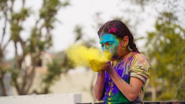 Gülümseyen mutlu çocuklar parmaklarında boyalarla oynuyorlar. Holi renk festivali. Hindistan Renk Festivali.