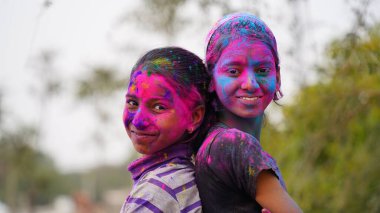 Gülümseyen mutlu çocuklar parmaklarında boyalarla oynuyorlar. Holi renk festivali. Hindistan Renk Festivali.