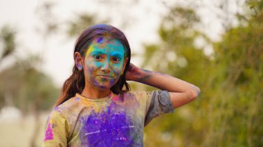 Renkli gülümseyen mutlu Hintli çocuklar mı yoksa Holi 'yi kutlayan Asyalı çocuklar mı? Hint festivali için Holi kavramı. Renkli toza bulanmış parlak çocuklar.