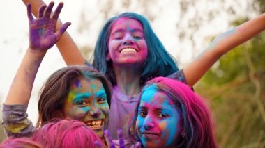 Gülümseyen mutlu çocuklar parmaklarında boyalarla oynuyorlar. Holi renk festivali. Hindistan Renk Festivali.