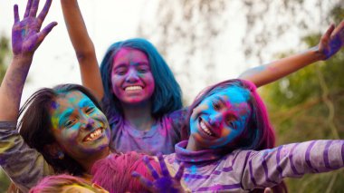 Holi festivali kutlaması sırasında Holi renk pudrası kullanan çocuk şenlik sırasında Holi oynayarak eğlenen genç çocuklar kavramı.