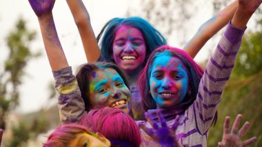 Renkli gülümseyen mutlu Hintli çocuklar mı yoksa Holi 'yi kutlayan Asyalı çocuklar mı? Hint festivali için Holi kavramı. Renkli toza bulanmış parlak çocuklar.