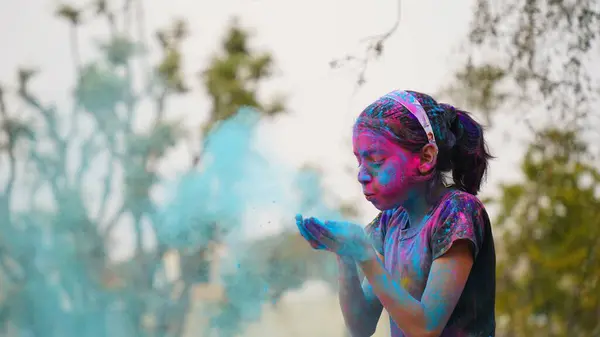在霍利节期间 孩子们浑身都是彩粉 快乐可爱的亚洲孩子们用五彩缤纷的彩绘粉在脸上和身体上庆祝印第安人的节日 图库照片