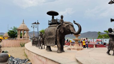 Güzel Barat Heykeli Jal Mahal, Jaipur, Rajasthan, Hindistan 'da kuruldu.