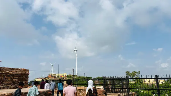 Hindistan, Rajasthan, Sikar 'daki dağdaki Harshnath tapınağı. Dağın tepesinden görülebilen güzel doğa manzarası, tapınakla birlikte, yel değirmeni dağa kurulur..