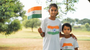 Geleneksel beyaz elbiseli mutlu bir Hint grubu Bağımsızlık Günü 'nü ya da Cumhuriyet Günü' nü kutluyor. Har Ghar Tiranga