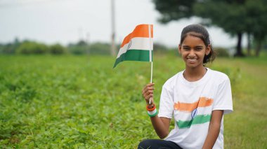 Bağımsızlık Günü 'nü ya da Cumhuriyet Günü' nü kutlayan Hintli bir çocuk kucağında üç renkli bayrak sallayan ya da koşan şirin bir Hintli çocuk. Har Ghar Tiranga