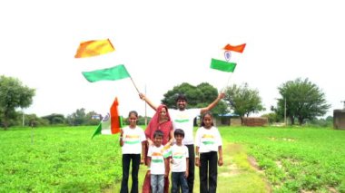 Bir grup öğrenci ya da üç renkli Hint tişörtü giyen bir grup çocuk, yüzü üç renkli renklerle boyanmış ve selam veriyor. Bağımsızlık ya da Cumhuriyet Günü 'nü kutluyoruz. Har Ghar Tiranga