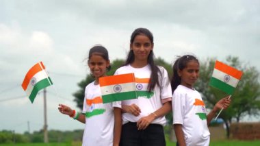 Bir grup öğrenci ya da üç renkli Hint tişörtü giyen bir grup çocuk, yüzü üç renkli renklerle boyanmış ve selam veriyor. Bağımsızlık ya da Cumhuriyet Günü 'nü kutluyoruz. Har Ghar Tiranga