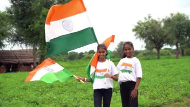 Bir grup öğrenci ya da üç renkli Hint tişörtü giyen bir grup çocuk, yüzü üç renkli renklerle boyanmış ve selam veriyor. Bağımsızlık ya da Cumhuriyet Günü 'nü kutluyoruz. Har Ghar Tiranga