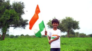 Neşeli Hintli küçük çocuklar ellerinde Hint ulusal bayrağı, mutlu bağımsızlık günü, 15 Ağustos, cumhuriyet günü, Protestanlık konsepti.