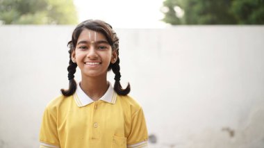 Boş tahtaya karşı duran Hintli öğrenci, zeki ve zeki öğrenci, Eğitim konsepti ya da Okula Dönüş