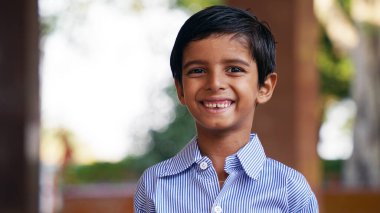 Okul üniforması giyen mutlu Hintli öğrencilerin portresi. Yetenekli Hindistan konsepti. Eğitim konsepti. Hindistan kırsalında. Arkadaşlık, eğitim ve birliktelik kavramı