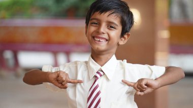 Mutlu Hintli ilkokul öğrencileri sınıfta masalarında oturup kalemle, sınavla, kadın eğitim konseptiyle not defterine yazıyorlar..