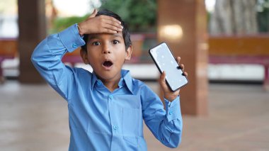 Küçük mutlu çocuk öğrenci cep telefonu uygulaması kullanıyor alışveriş alışverişi yapıyor sosyal ağda yeni arkadaşlar arıyor. Gülümseyen milenyum çocuğu hücre hapsi. Alet ekranına bak. İyi haberleri oku.