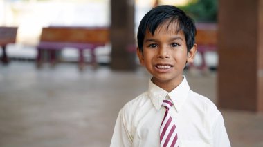 Mutlu Hintli ilkokul öğrencileri sınıfta masalarında oturup kalemle, sınavla, kadın eğitim konseptiyle not defterine yazıyorlar..