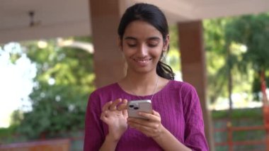 Genç kız cep telefonu kullanıyor sosyal medyada mesajlaşmalar paylaşıyor, yeni video bloğunun keyfini çıkarıyor, internetin işe ara vermesini dizüstü bilgisayarla izliyor. Teknoloji, e-servis, mobil uygulama kullanımı kavramı