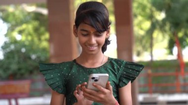 Genç kız cep telefonu kullanıyor sosyal medyada mesajlaşmalar paylaşıyor, yeni video bloğunun keyfini çıkarıyor, internetin işe ara vermesini dizüstü bilgisayarla izliyor. Teknoloji, e-servis, mobil uygulama kullanımı kavramı