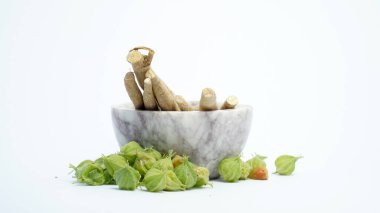 Ashwagandha Kuru Kök Şifalı Bitki ve Taze Yapraklar, Withania Somnifera, Ashwagandha, Indian Ginseng, Poison Gooseberry, veya Winter Cherry olarak da bilinir. Beyaz Arkaplanda İzole Edilmiş.