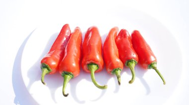 Chili biberi izole edilmiş. Beyaz arka planda kırmızı biberli üst görünüm. Kırmızı acılı biberin üstünü de kes. kırpma yolu ile.