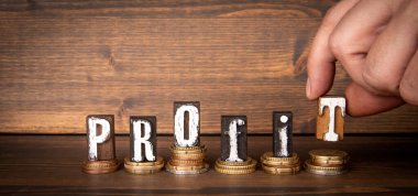 Kâr. Koyu ahşap arkaplanda harf bloklarını değiştir ve değiştir.