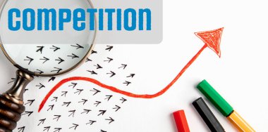 Rekabet Konsepti. Yön okları, renkli kalemler ve beyaz arkaplanda büyüteç.