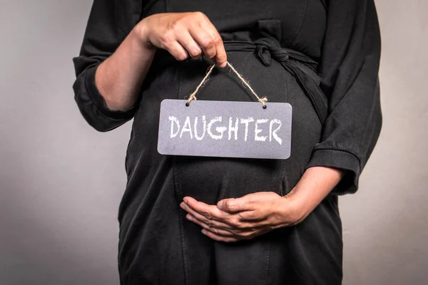 Dochter Zwangere Vrouw Houdt Een Miniatuur Bord Met Een Tekst — Stockfoto