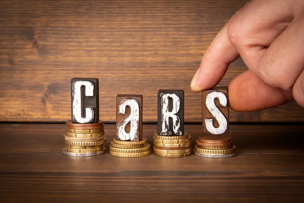 Autos Holzbuchstabenblöcke Und Veränderung Kosten Und Gewinn — Stockfoto