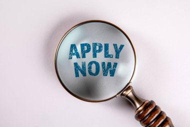 - Hemen şimdi. Beyaz arkaplanda metin ve büyüteç.