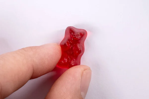 Červená Gumy Medvídek Cukroví Mans Prsty Bílém Pozadí — Stock fotografie