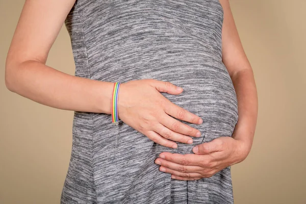Zwangere Vrouw Met Een Armband Haar Arm Jonge Ouders Het — Stockfoto