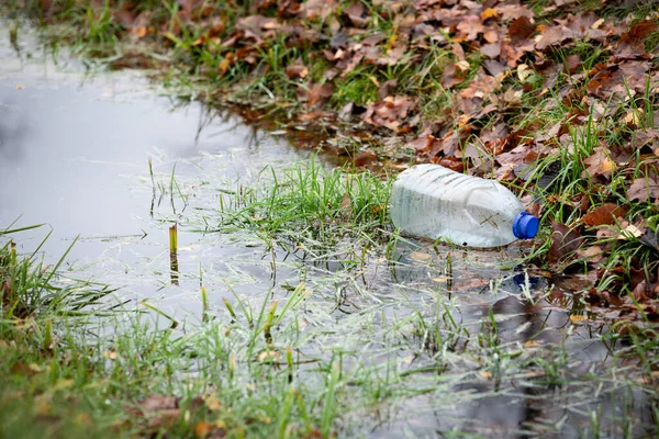水の中のペットボトル 廃棄物の収集と自然汚染 — ストック写真