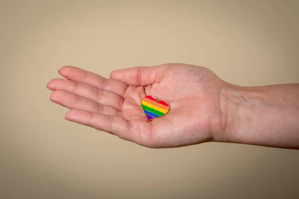 Bir Kadının Elinde Gökkuşağı Renginde Bir Kalp Nsan Hakları Eşitlik — Stok fotoğraf