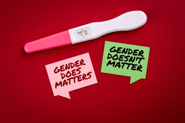 ジェンダーの意味の概念 赤の背景で妊娠検査が陽性で — ストック写真
