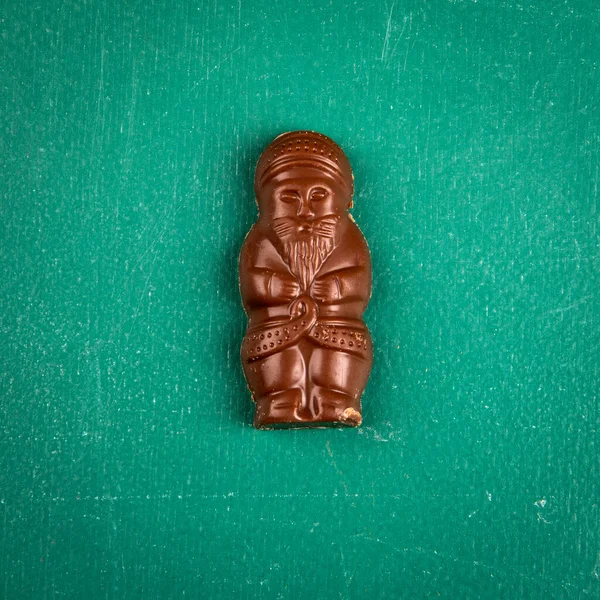Schokoladen Weihnachtsmann Auf Grünem Tafelhintergrund — Stockfoto