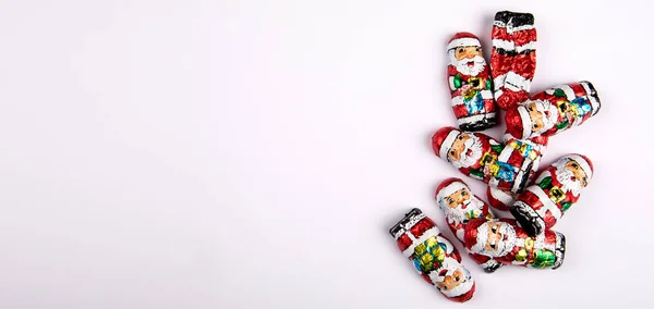 Stapel Chocolaatjes Kerstman Een Witte Achtergrond Horizontale Banner — Stockfoto