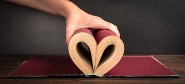 Kitap okuma, öğrenme ve beceri konsepti. Kalp şeklinde kâğıtlar..