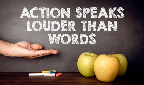 Akce Promlouvá Hlasitěji Než Pojetí Slov Učitelský Stůl — Stock fotografie