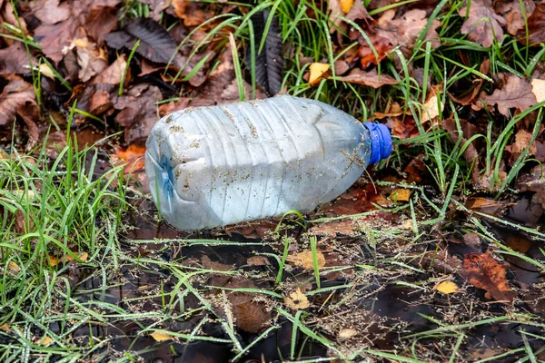 Πλαστικό Μπουκάλι Πεταμένο Στη Φύση Ρύπανση — Φωτογραφία Αρχείου