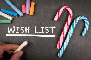 Dilek listesi. Kara tahtada yazı ve Noel tatlıları.