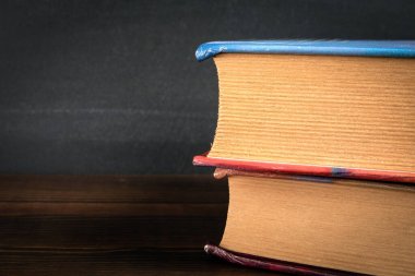 Yığının içinde iki eski kitap. Yetenek ve öğrenim kavramı.