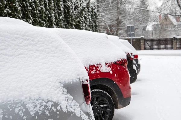주차장에 눈덮인 차들이 있어요 눈보라와 눈보라 — 스톡 사진